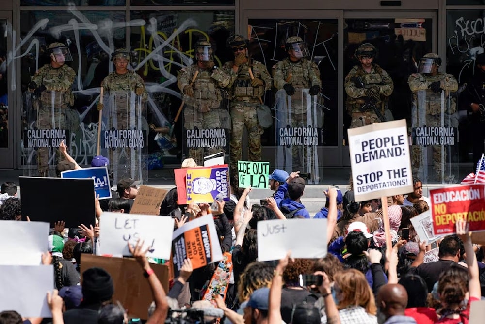 Tropas de la Guardia Nacional de California vigilan una manifestación en el centro de Los Ángeles, California. (Foto: Reuters)