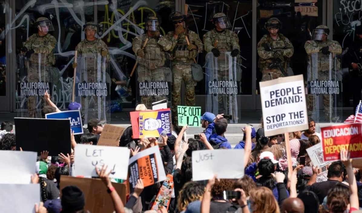 Tropas de la Guardia Nacional de California vigilan una manifestación en el centro de Los Ángeles, California. (Foto: Reuters)