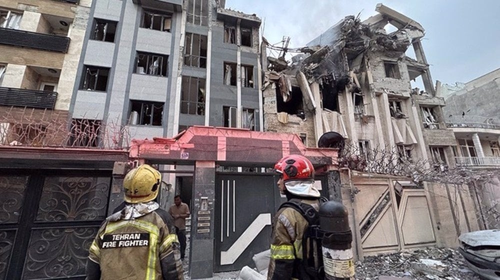 Miembros de los equipos de bomberos iraníes en uno de los sitios atacados por 