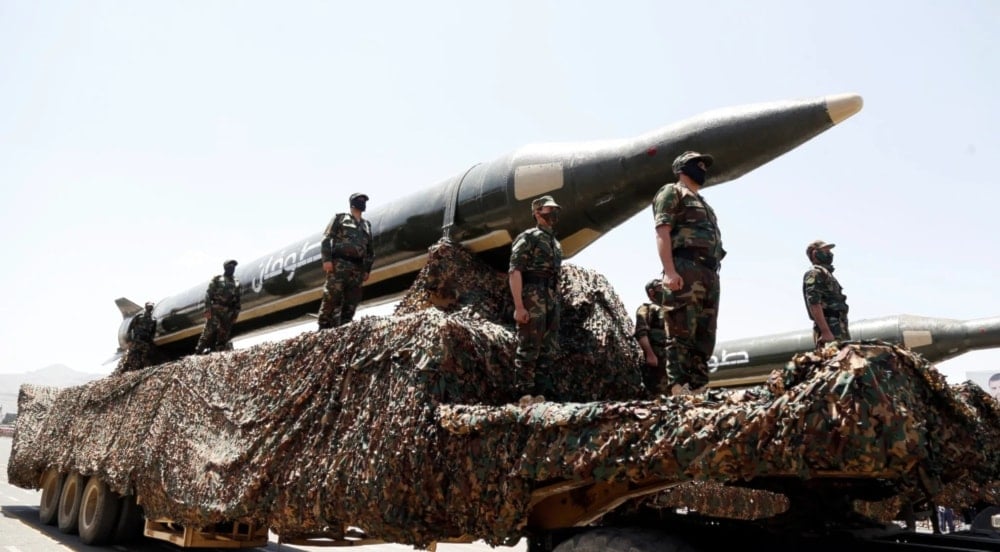Las Fuerzas Armadas de Yemen exhiben un misil durante un desfile militar en Saná. Foto de Getty Images