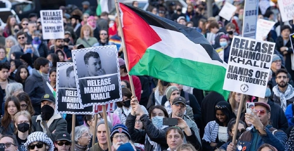 Manifestación en Nueva York contra el encarcelamiento del activista palestino Mahmoud Khalil.