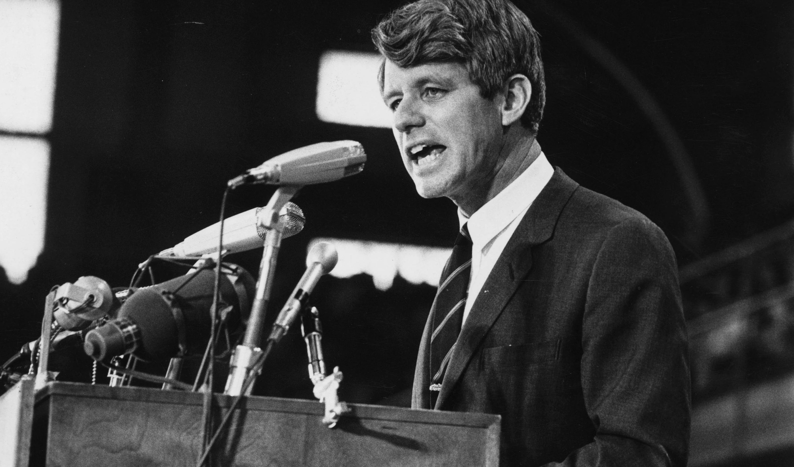 Robert F. Kennedy fue asesinado cuatro años y medio después del presidente John F. Kennedy, su hermano