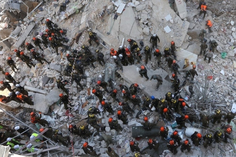 Equipos de rescate israelíes laboran en el derrumbe de un edificio en Bat Yam. 15 de junio de 2025 (Foto: AFP)