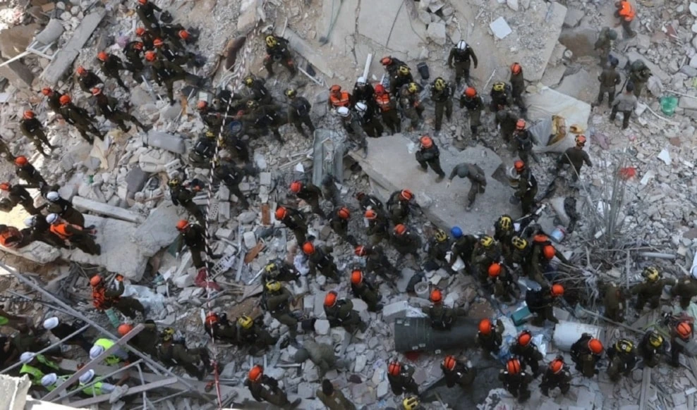 Equipos de rescate israelíes laboran en el derrumbe de un edificio en Bat Yam. 15 de junio de 2025 (Foto: AFP)