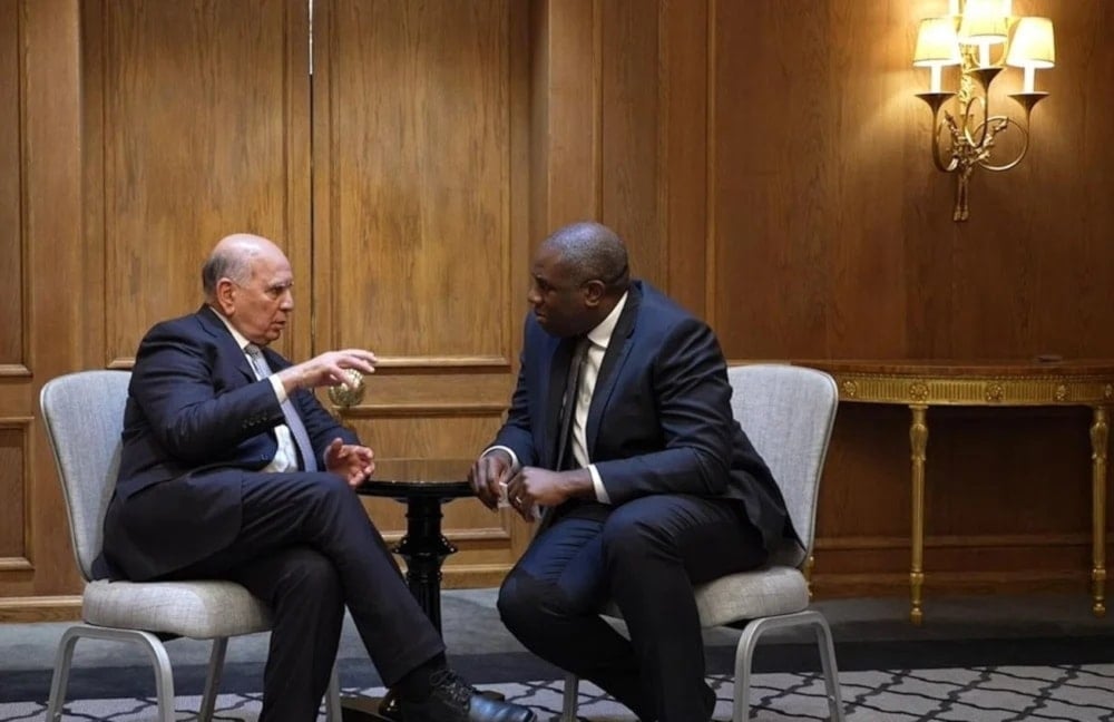 El ministro de Asuntos Exteriores de Irak, Fouad Hussein, y su homólogo de Reino Unido, David Lammy.