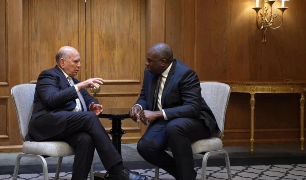 El ministro de Asuntos Exteriores de Irak, Fouad Hussein, y su homólogo de Reino Unido, David Lammy.