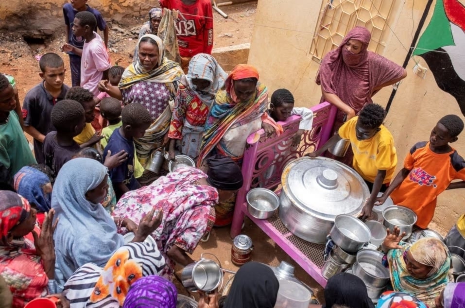 Mujeres sudanesas reparten comida a los afectados alejados de los esfuerzos de ayuda humanitaria en Omdurman, Sudán. Foto: Reuters