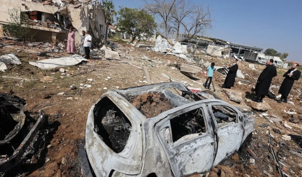 Destrucción en el moshav Zavdiel, cerca de Kiryat Gat, tras caída de un misil iraní el 16 de junio de 2025 (Foto: AFP)