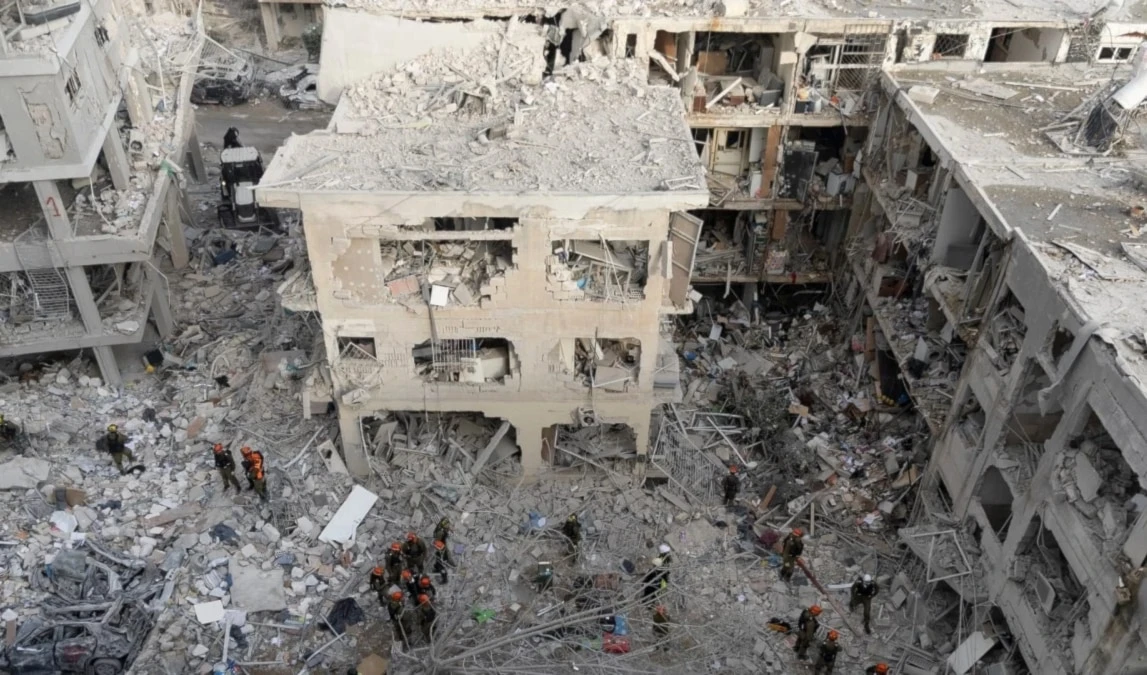 Sitio residencial Bat Yam, cerca de "Tel Aviv", destruido por bombardeo iraní.