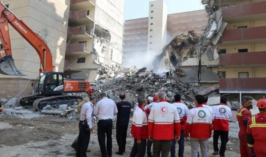 Voluntarios de la Media Luna Roja iraní frente aun edificio bombardeo por "Israel" en Teherán.