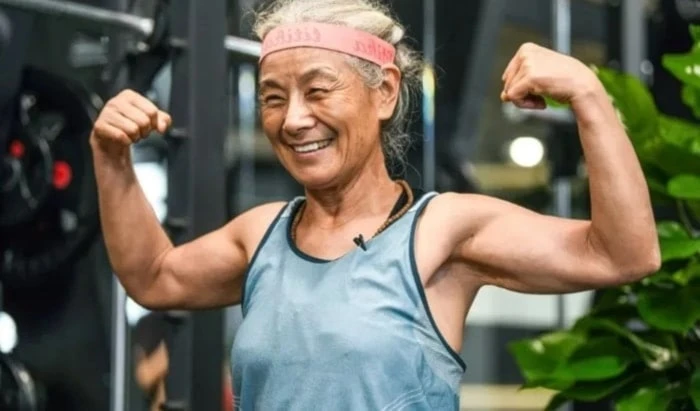 Abuela de China de 71 años gana bronce en competencia de fitness