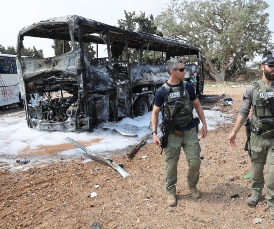 Fuerzas israelíes desplegadas en el lugar del ataque iraní con misiles contra una instalación de autobuses cerca de 