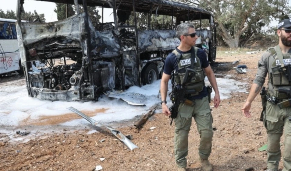 Fuerzas israelíes desplegadas en el lugar del ataque iraní con misiles contra una instalación de autobuses cerca de "Tel Aviv".