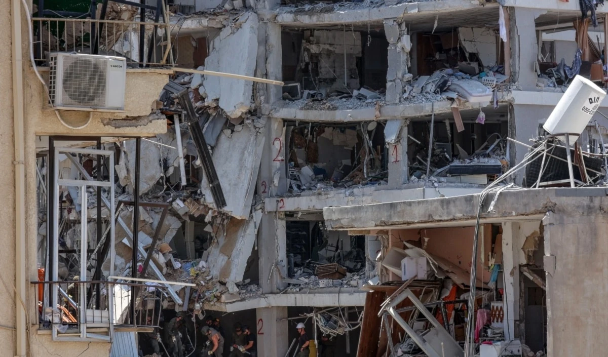 Consecuencias del ataque iraní con misiles en la zona de Bat Yam, en "Tel Aviv".