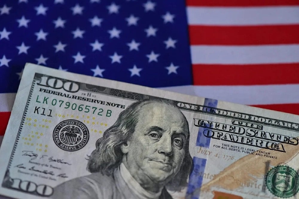 El alza del dólar también se vio favorecida por el precio del petróleo, que ronda los 75 dólares por barril.