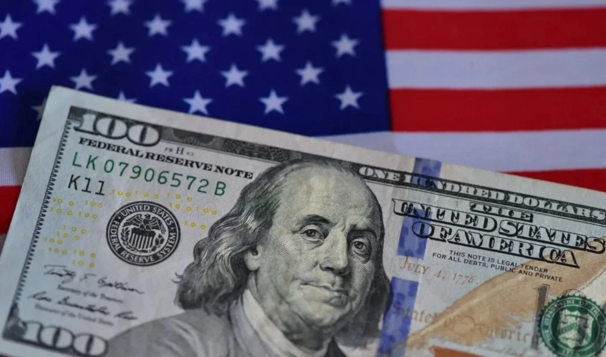 El alza del dólar también se vio favorecida por el precio del petróleo, que ronda los 75 dólares por barril.