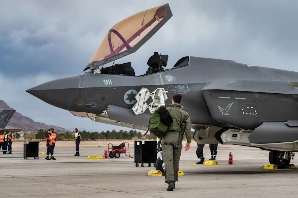 Piloto estadounidense avanza hacia el caza F-35I Adir en la base aérea de Nellis, Nevada, Estados Unidos.