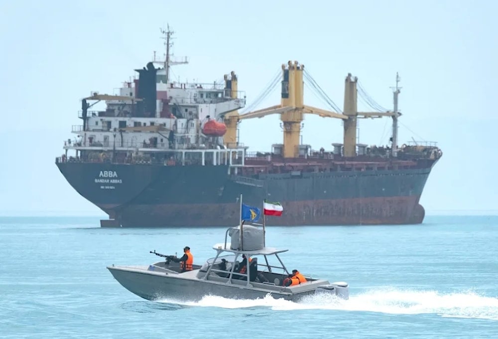 Una pequeña lancha patrullera del IRGC navega cerca de un barco de carga en el Golfo Pérsico en 2024.  Getty Images