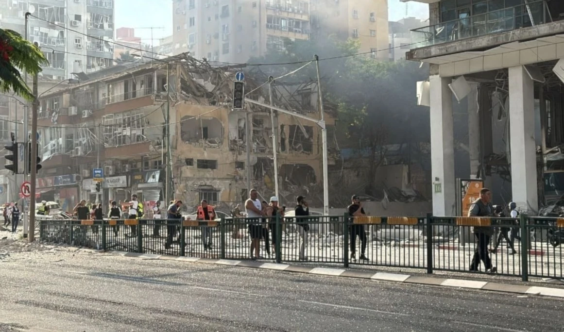 Misiles iraníes apuntaron a comando de inteligencia israelí. Misiles iraníes apuntaron a comando de inteligencia israelí.