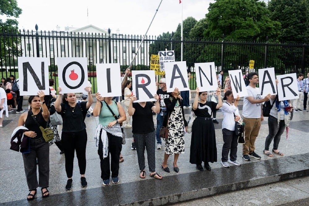 Manifestantes protestan contra los ataques israelíes contra Irán y Gaza y cualquier intervención estadounidense en el conflicto frente a la Casa Blanca en Washington (AFP)   