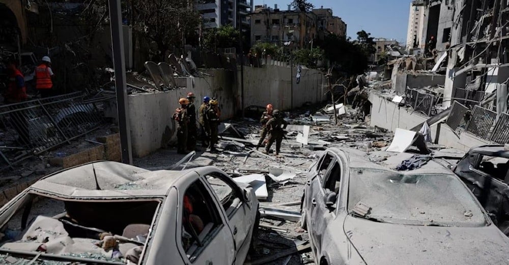  Destrucción por ataques con misiles iraníes en Ramat Gan, al este de 