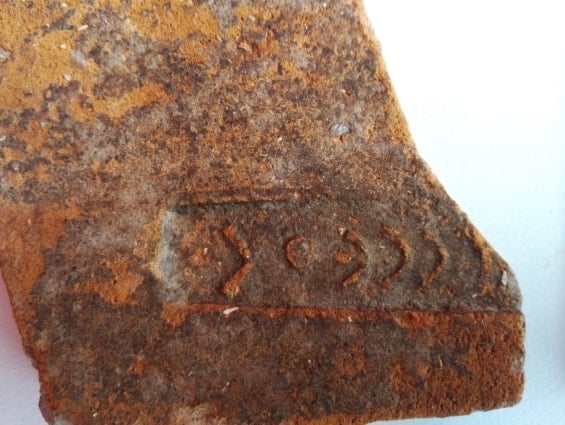 Fragmento de un azulejo estampado. Foto: Ministerio de Cultura de Grecia. 