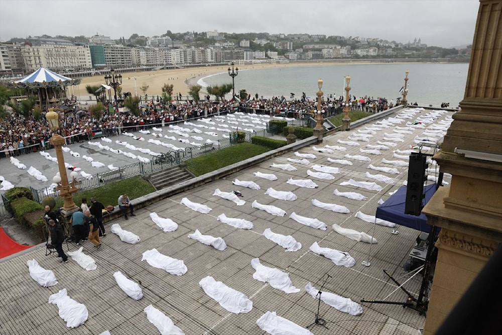 Performance en San Sebastián denuncia genocidio en la Franja de Gaza 