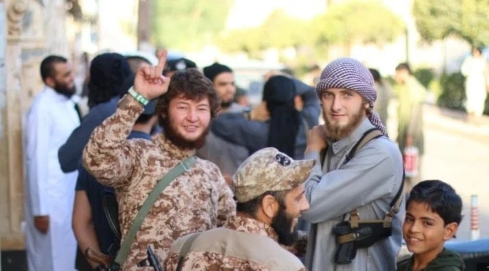 La aceptación de combatientes extranjeros en el ejército representa un cambio radical respecto a las políticas previas de exclusión y represión.