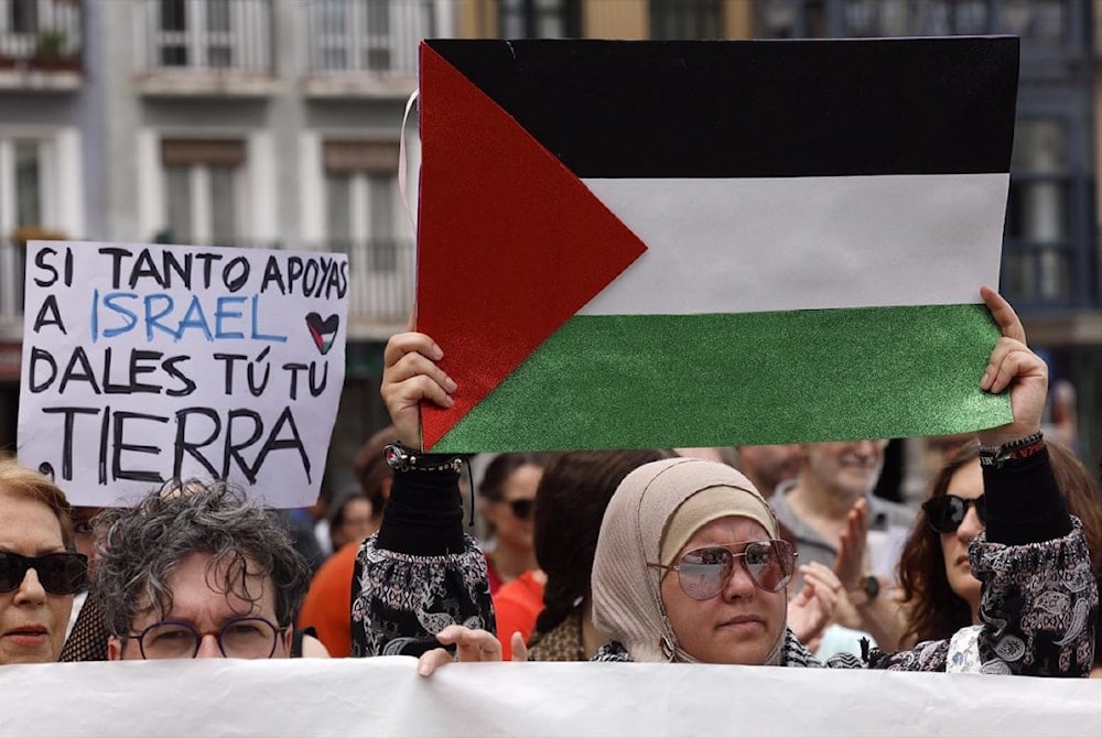 Performance en San Sebastián denuncia genocidio en la Franja de Gaza