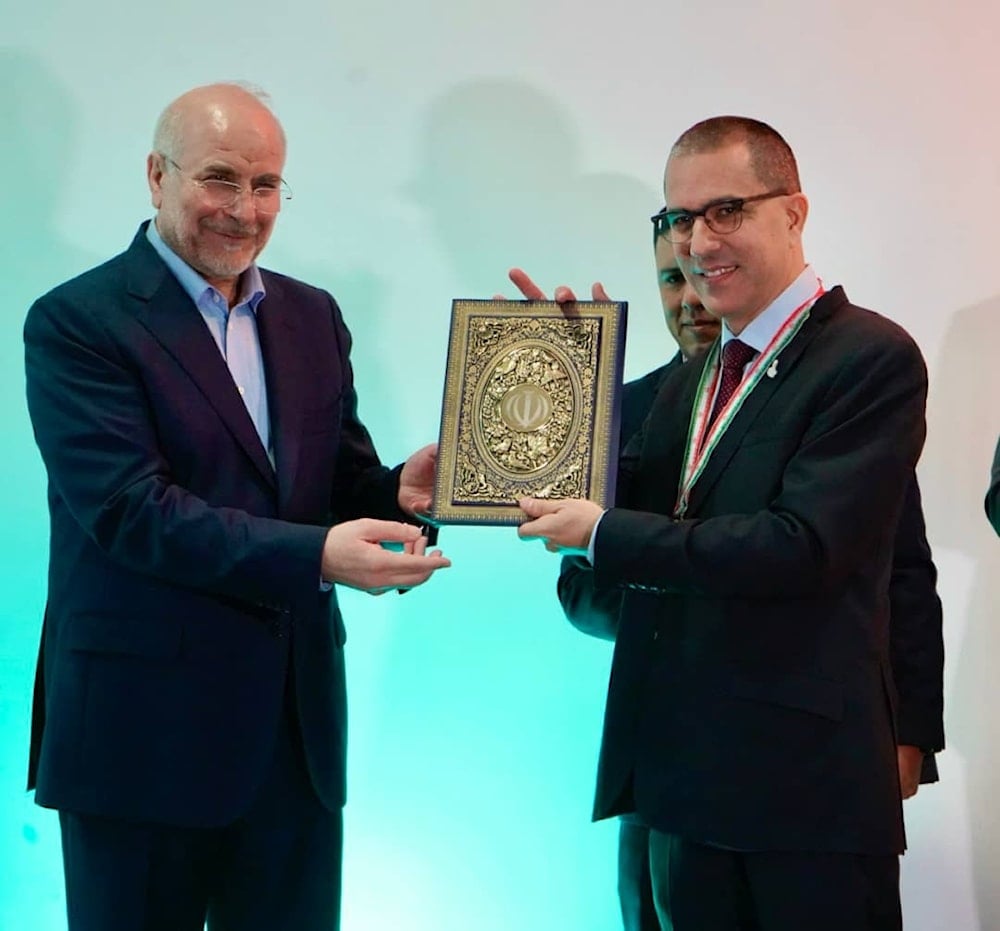 Irán condecora a secretario ejecutivo de ALBA-TCP 