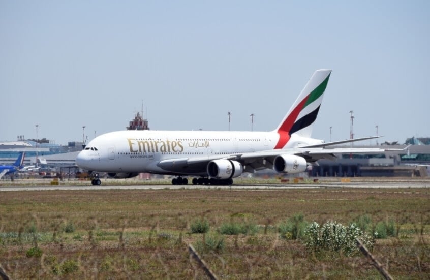 El restablecimiento de vuelos comerciales por parte de aerolíneas clave como Emirates marca un giro en la política internacional hacia Siria.