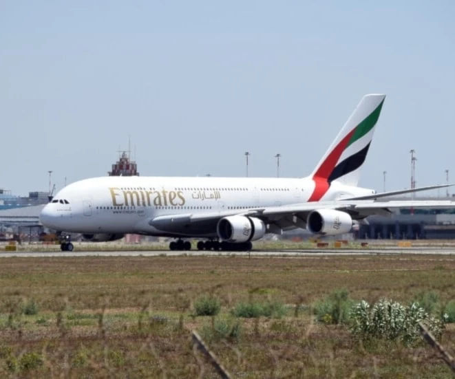 El restablecimiento de vuelos comerciales por parte de aerolíneas clave como Emirates marca un giro en la política internacional hacia Siria.