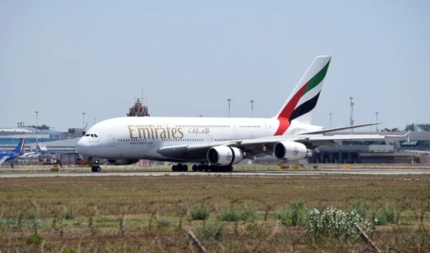 El restablecimiento de vuelos comerciales por parte de aerolíneas clave como Emirates marca un giro en la política internacional hacia Siria.