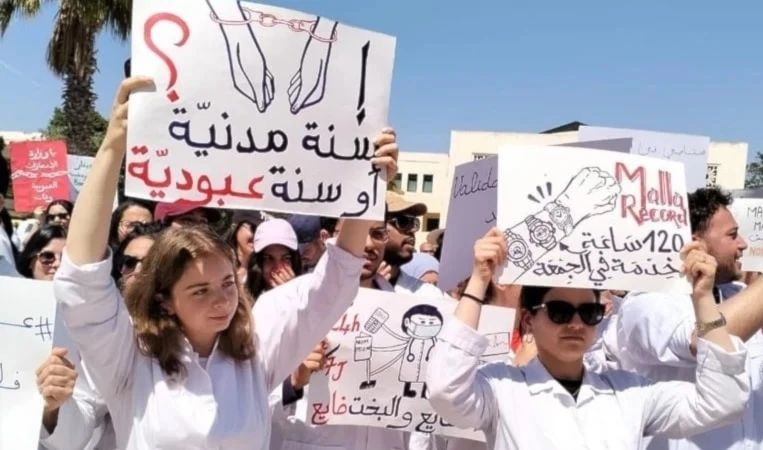 El sistema de salud tunecino enfrenta crecientes tensiones laborales entre profesionales jóvenes y el Estado.