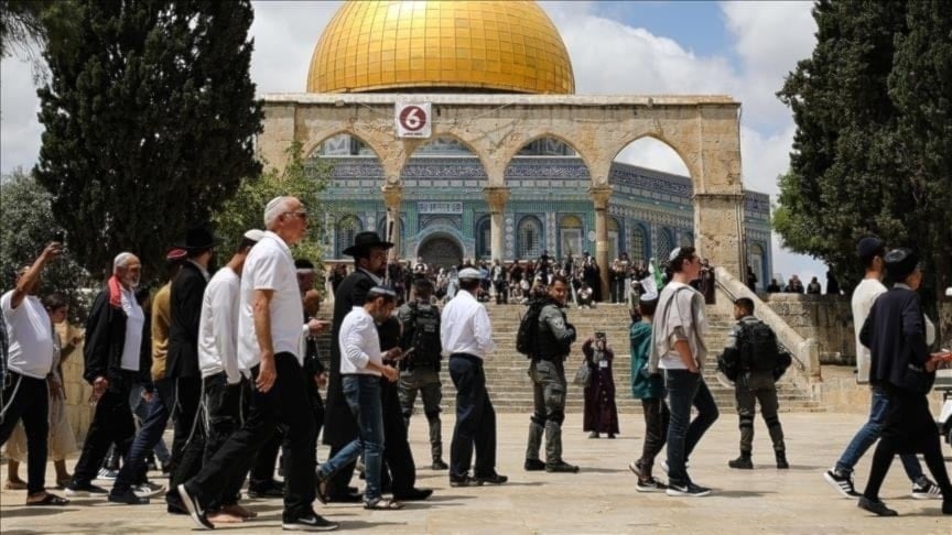 Los colonos irrumpieron abruptamente en los patios de la Mezquita de Al-Aqsa bajo la custodia de las tropas israelíes. 