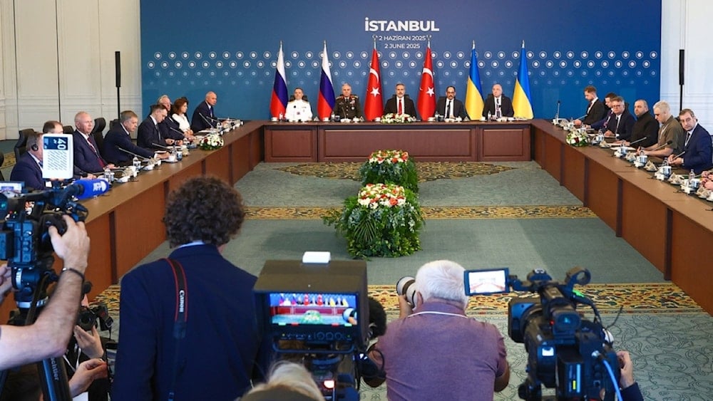 La reunión tuvo lugar en el Palacio Ciragan con la mediación del canciller turco, Hakan Fidan.