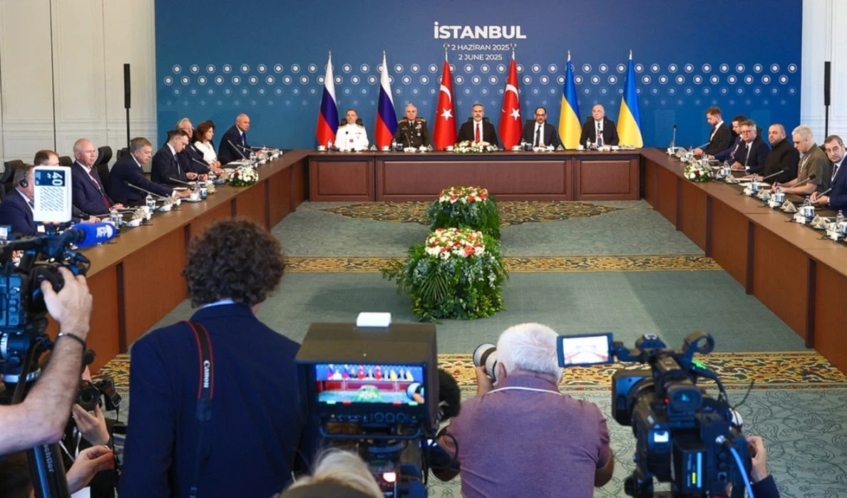 La reunión tuvo lugar en el Palacio Ciragan con la mediación del canciller turco, Hakan Fidan. La reunión tuvo lugar en el Palacio Ciragan con la mediación del canciller turco, Hakan Fidan.