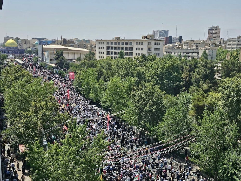 Ciudadanos iraníes marchan este 20 de junio en Teherán, en repudio a las agresiones militares israelíes.