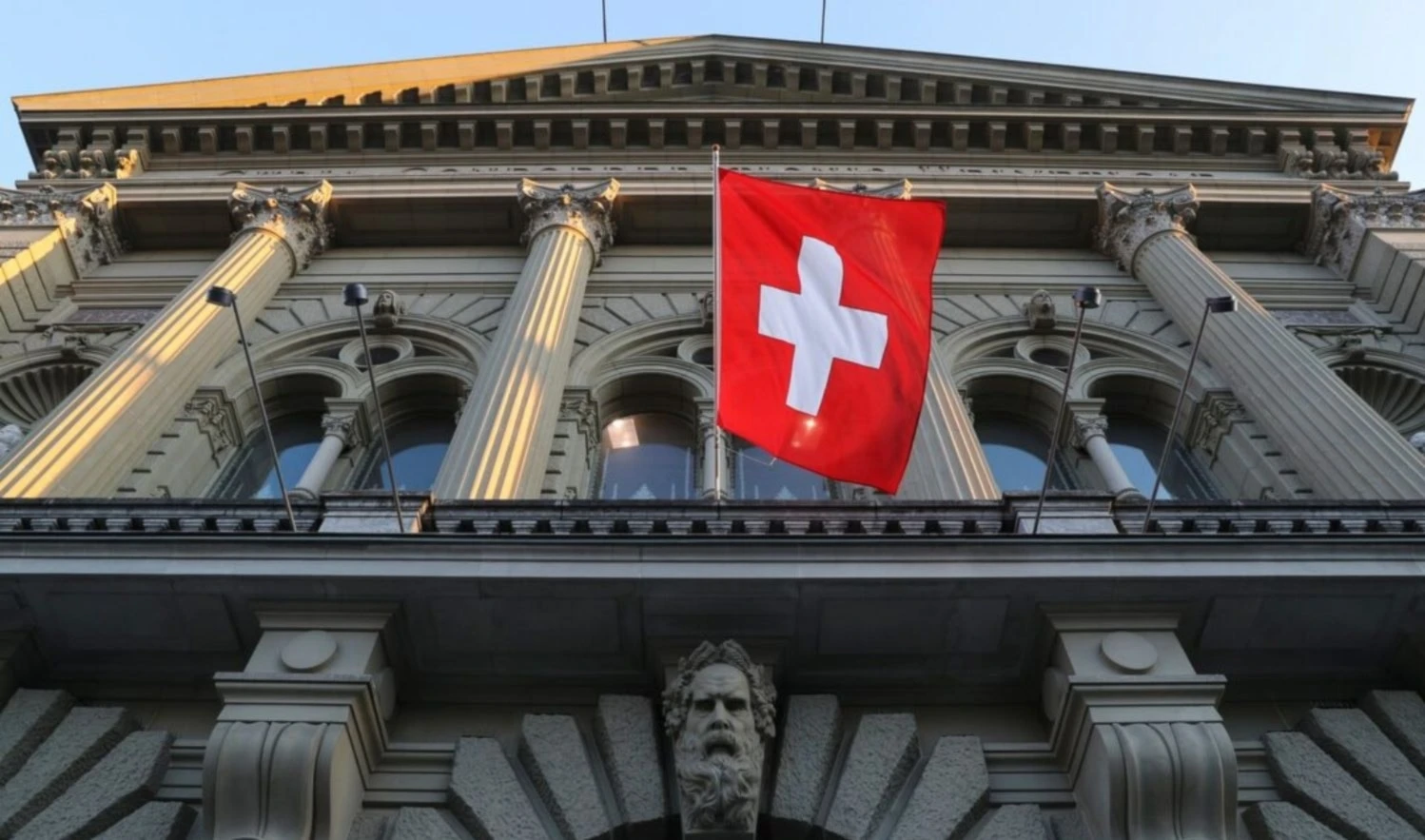 Suiza levanta sanciones a 24 entidades sirias. Suiza levanta sanciones a 24 entidades sirias.
