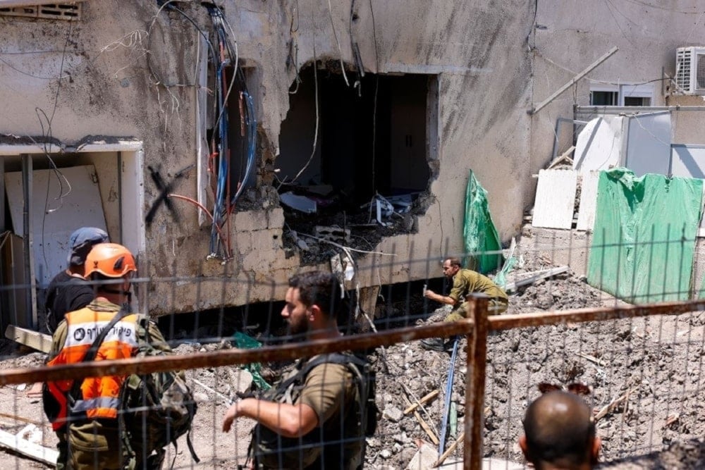 Soldados israelíes inspeccionan sitio impactado por misil de Irán (Foto: AFP)