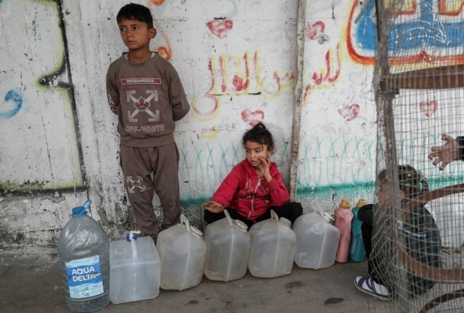 Los niños y las mujeres son las víctimas principales del genocidio israelí y de la grave crisis humanitaria que atraviesa Gaza. (Reuters)