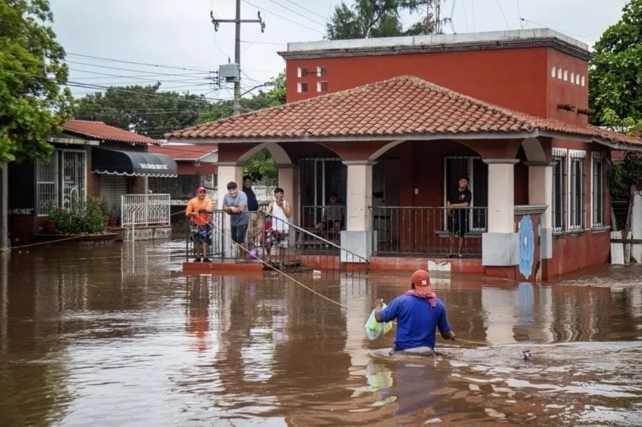 México reporta un menor fallecido y daños tras paso de huracán Erick. Foto: EFE. 