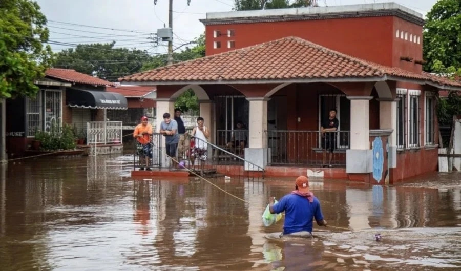 México reporta un menor fallecido y daños tras paso de huracán Erick. Foto: EFE. México reporta un menor fallecido y daños tras paso de huracán Erick. Foto: EFE.