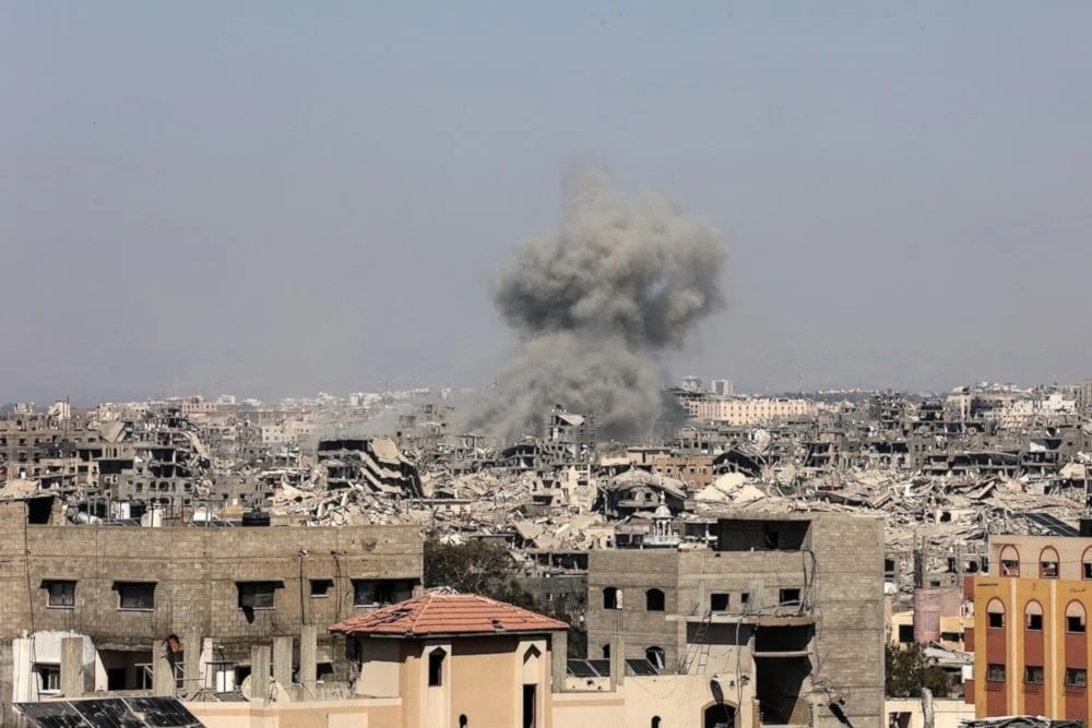 Columna de humo se levanta en la Franja de Gaza tras ataque israelí.
