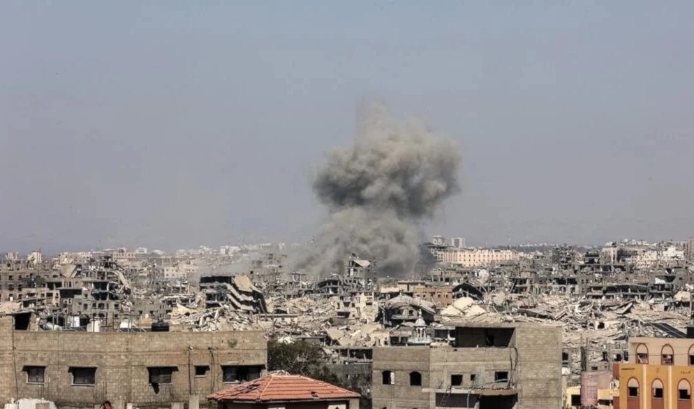 Columna de humo se levanta en la Franja de Gaza tras ataque israelí.