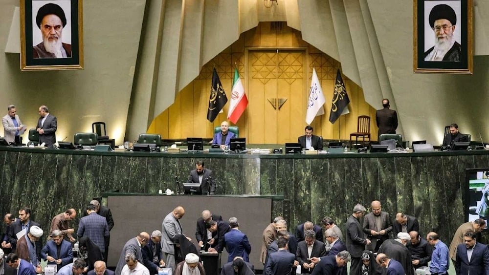  Consejo de la Shura iraní (Parlamento) recomienda el cierre del estrecho de Ormuz