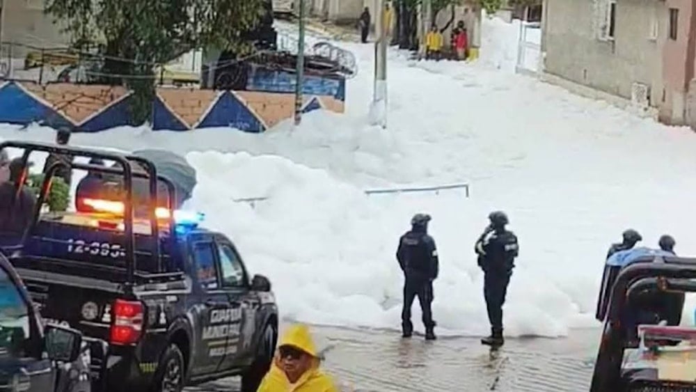 Presa en México desborda y causa inundaciones 