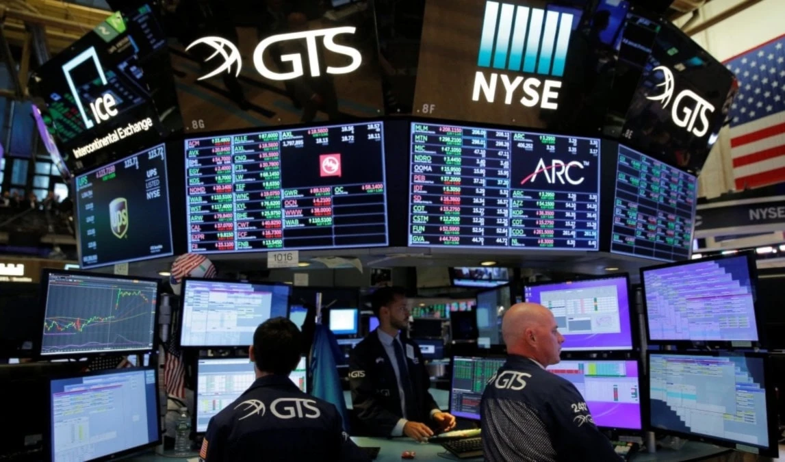 En las primeras operaciones del día, el índice S&P 500 registró una baja inferior al 0,1 por ciento, mientras el Nasdaq Composite descendió dígitos similares.