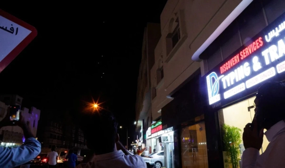La gente filma pasó de los misiles iraníes sobre Doha, Qatar, durante ataque a base estadounidense. La gente filma pasó de los misiles iraníes sobre Doha, Qatar, durante ataque a base estadounidense.