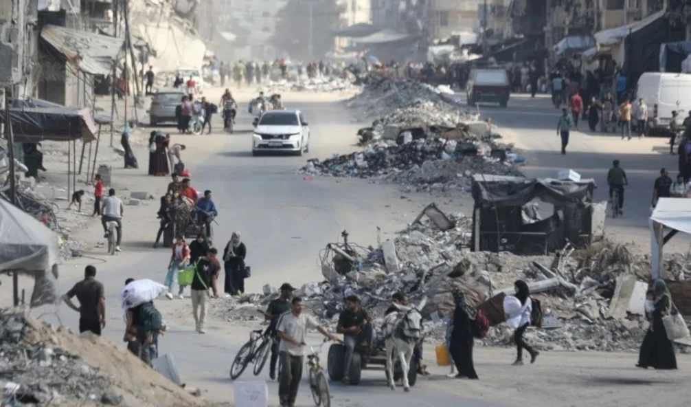 En Khan Yunis, al sur de la Franja de Gaza, la ocupación atacó las tiendas de campaña que albergaban a personas desplazadas.